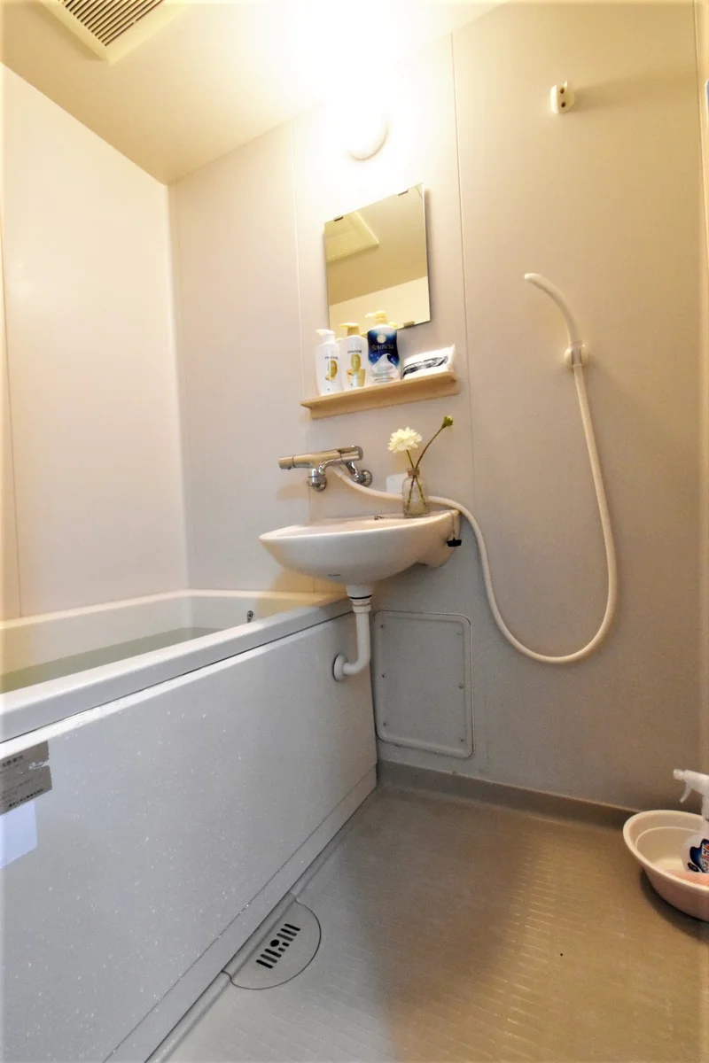 シャンプー・コンディショナー・ボディーソープやお風呂洗剤・スポンジなど清掃道具あり！