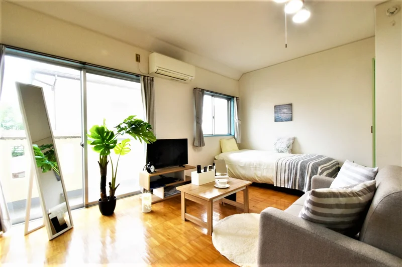 開口部多い　洋室広めの御部屋！　ソファ付きのお部屋でゆったりとくつろげる空間となっております♪　格安で経費削減も可能！