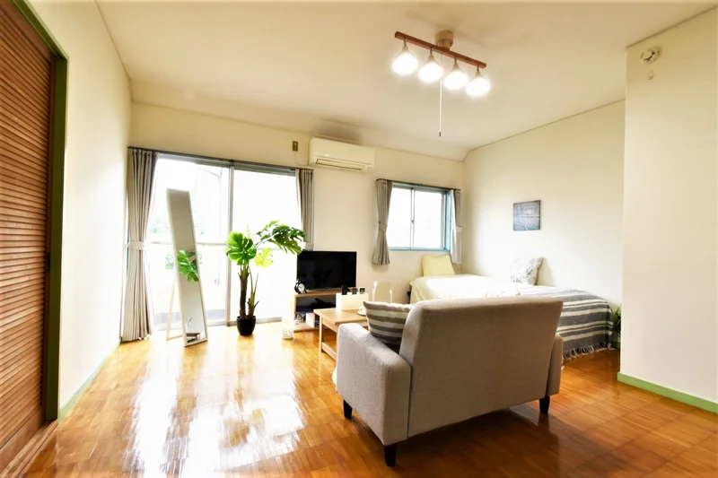 ソファ付きで　ゆったりとお過ごしいただけます！　エアコン付きで一年中快適にお過ごしいただけます♪