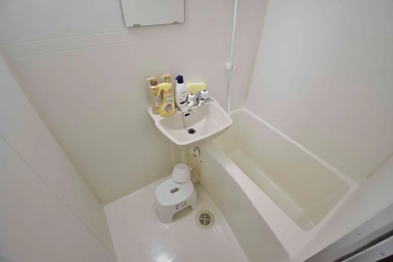 【岐阜県本巣郡ウィークリーマンションバス画像】岐阜県本巣郡マンスリーマンションでは、バスルームにも多数の備品を設置。シャンプー、トリートメント、ドライヤーは標準設備♪