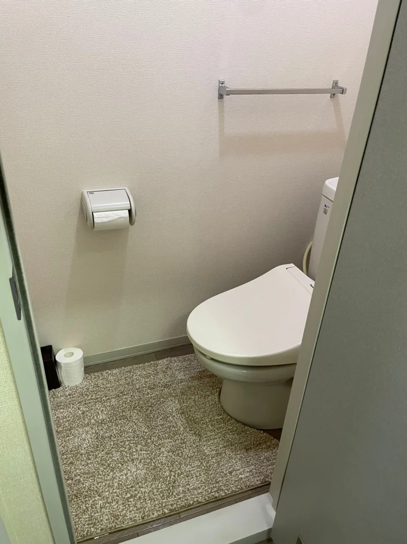 トイレ用洗剤、ブラシをご用意しておりますので長期ご利用の場合の気になる汚れなどもお掃除して頂けます♪オプション不要の岐阜市中心部ウィークリーマンション。