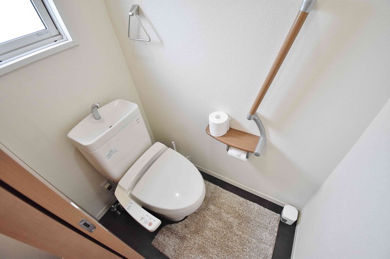 ウォシュレットつきのトイレです。老若男女皆様に安心してご利用いただけますね☆トイレにもトイレ用洗剤とトイレ用ブラシをご用意しておりますので長期ご利用の場合の気になる汚れなどもお掃除して頂けます＾＾