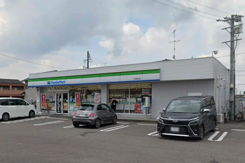 ファミリーマート 可児梅白店まで徒歩4分、300ｍ。