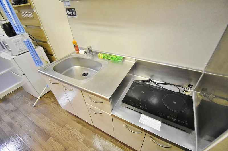【キッチン画像】岐阜各務ヶ原市ウィークリーマンション♪冷蔵庫、電子レンジ、炊飯器、ケトル、調理器具や食器類もご用意しております(^^♪