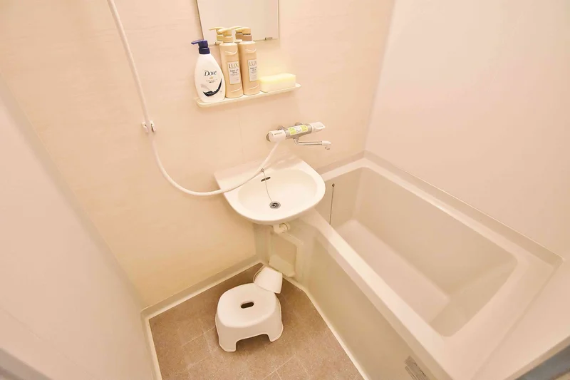 バスルーム画像です♪岐阜各務ヶ原市ウィークリーマンションでは、お風呂用の椅子もあるのでごゆっくりと快適にご利用いただけます★
