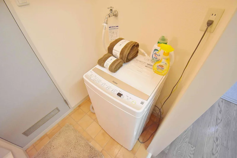 【洗濯機画像】ホテルと違い洗濯機がある生活は良いですね♪7日以上の利用なら岐阜各務ヶ原市ウィークリーマンションをご利用下さい★洗濯洗剤も完備‼