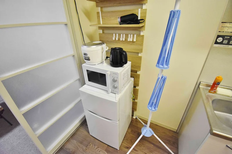 【冷蔵庫・電子レンジ】ホテルと違い岐阜各務ヶ原市ウィークリーマンションでは標準設備♪一人暮らし用の冷蔵庫なので1週間以上の暮らしに最適★お客様の声から今の形になりました。