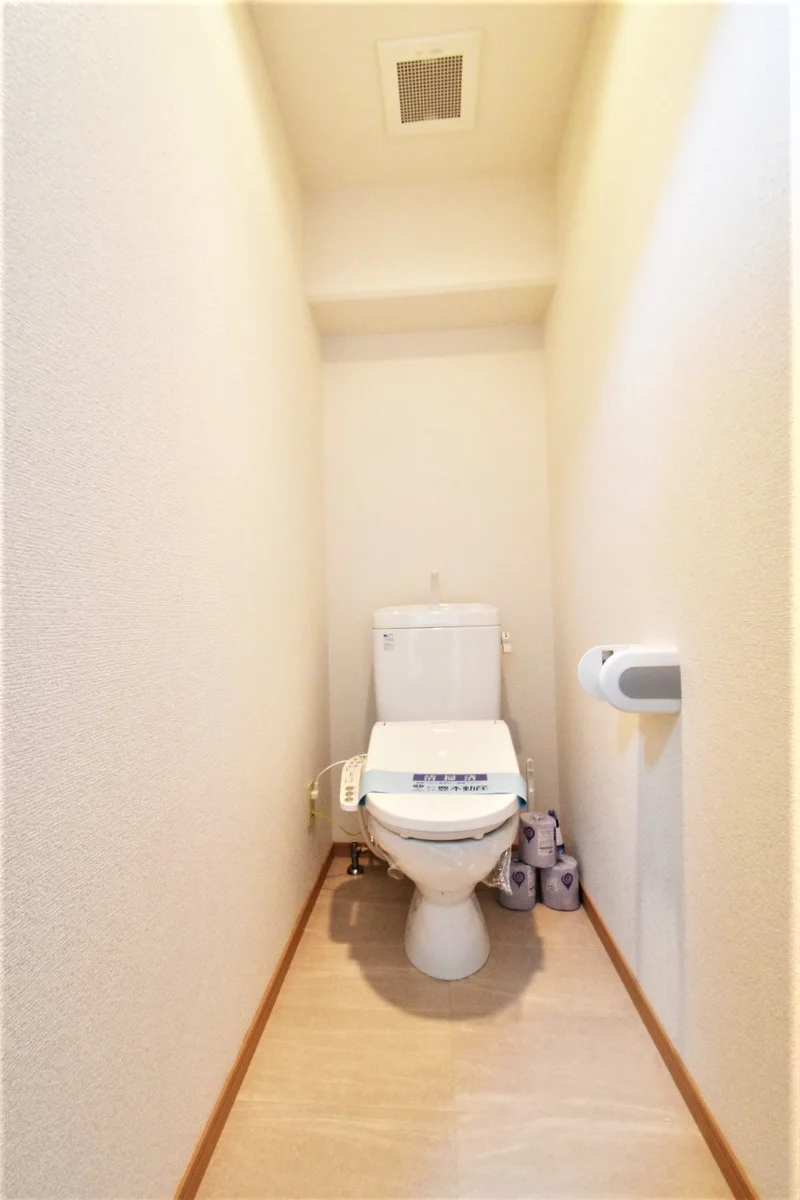 温水暖房便座付き　人気の設備！　トイレットペーパーやトイレブラシ・洗剤などもご用意しております。