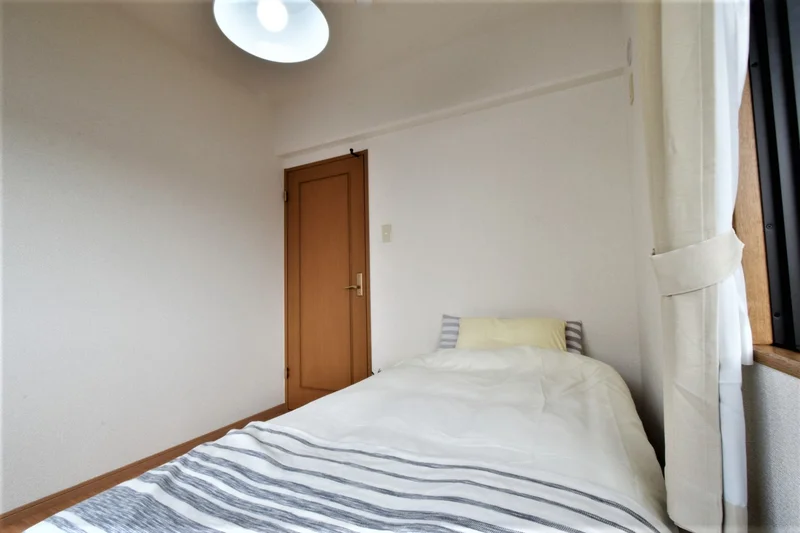 就寝スペースあり　窓が複数あるので開放感あり！　