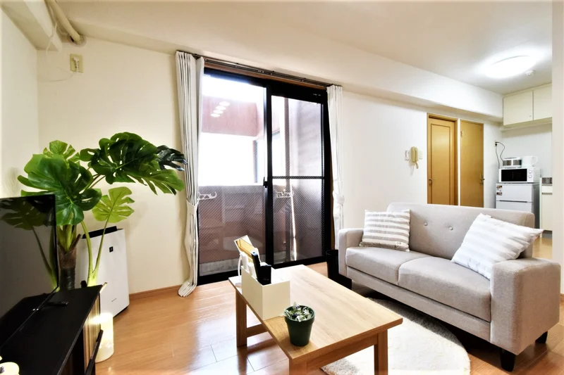 ソファ付きで広々のマンスリーマンション！　家具家電が標準化されたお部屋で荷物は身の回りの物だけでご入居いただけます！