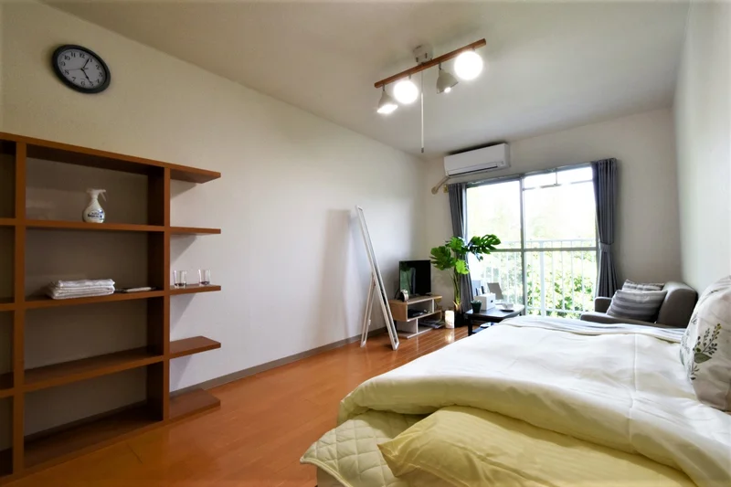 カジュアルで明るい雰囲気のお部屋がおしゃれな　家具家電付き１Kのマンスリーマンション！　