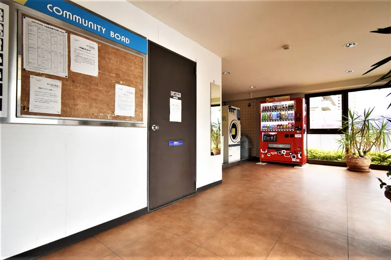 エントランス　広々と開放感のある空間！　自動販売機ありで飲み物も買えます♪