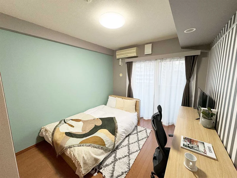 写真はお部屋のイメージです。ラグなどの室内装飾はございません。