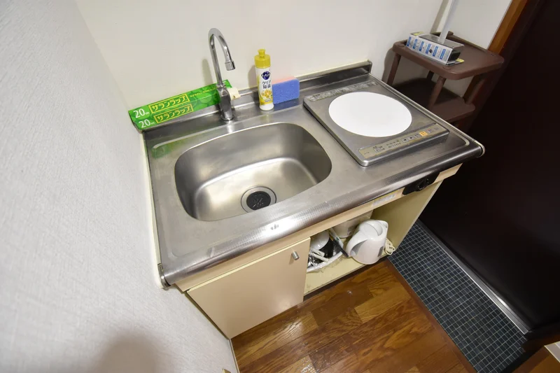 キッチンです★食器類や洗剤などの消耗品のご用意もございますのでご活用くださいね✨マルナカ 善通寺店まで徒歩7分ですので食材や生活用品の購入にも困りません🙋
