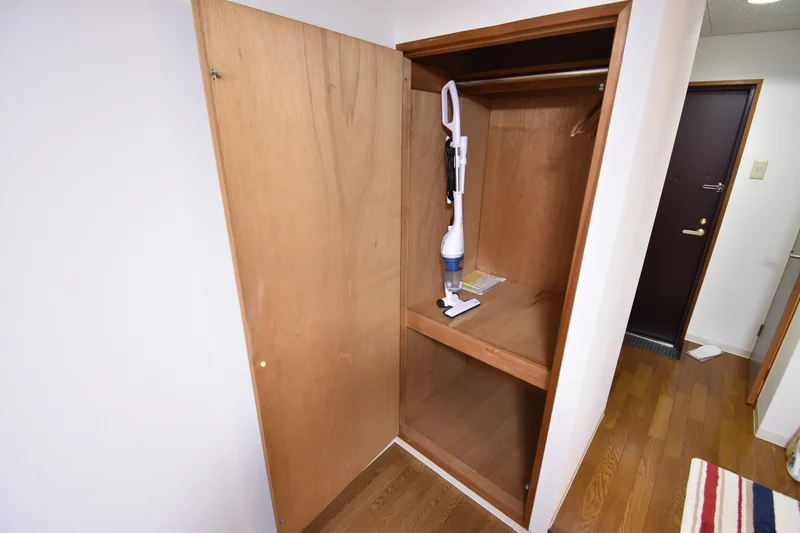 収納ももちろんございます！スーツケースなどの大きなお荷物の保管場所にも困りませんね！掃除機のご用意もございますので、長期のご利用の場合でも安心です★