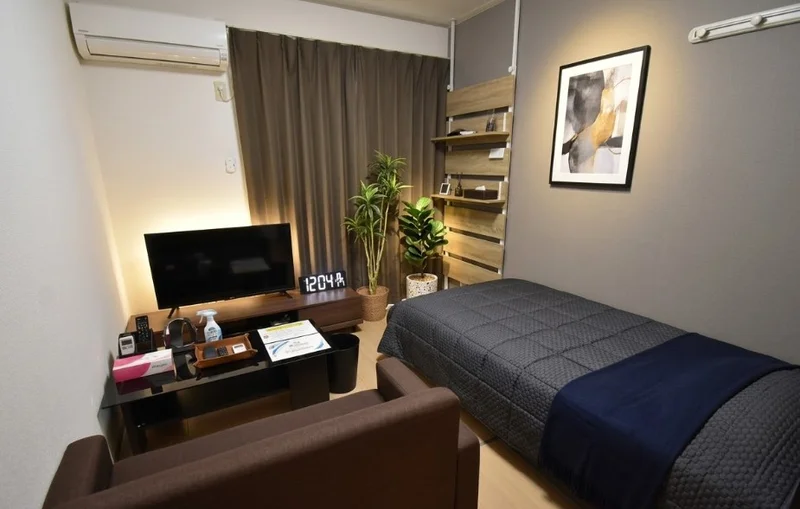 Kマンスリー坂出駅前のお部屋のお写真です。ソファや32型テレビのご用意もございますのでごゆっくりとおくつろぎいただけます★※植木と額とクッションなどの装飾は写真用です。