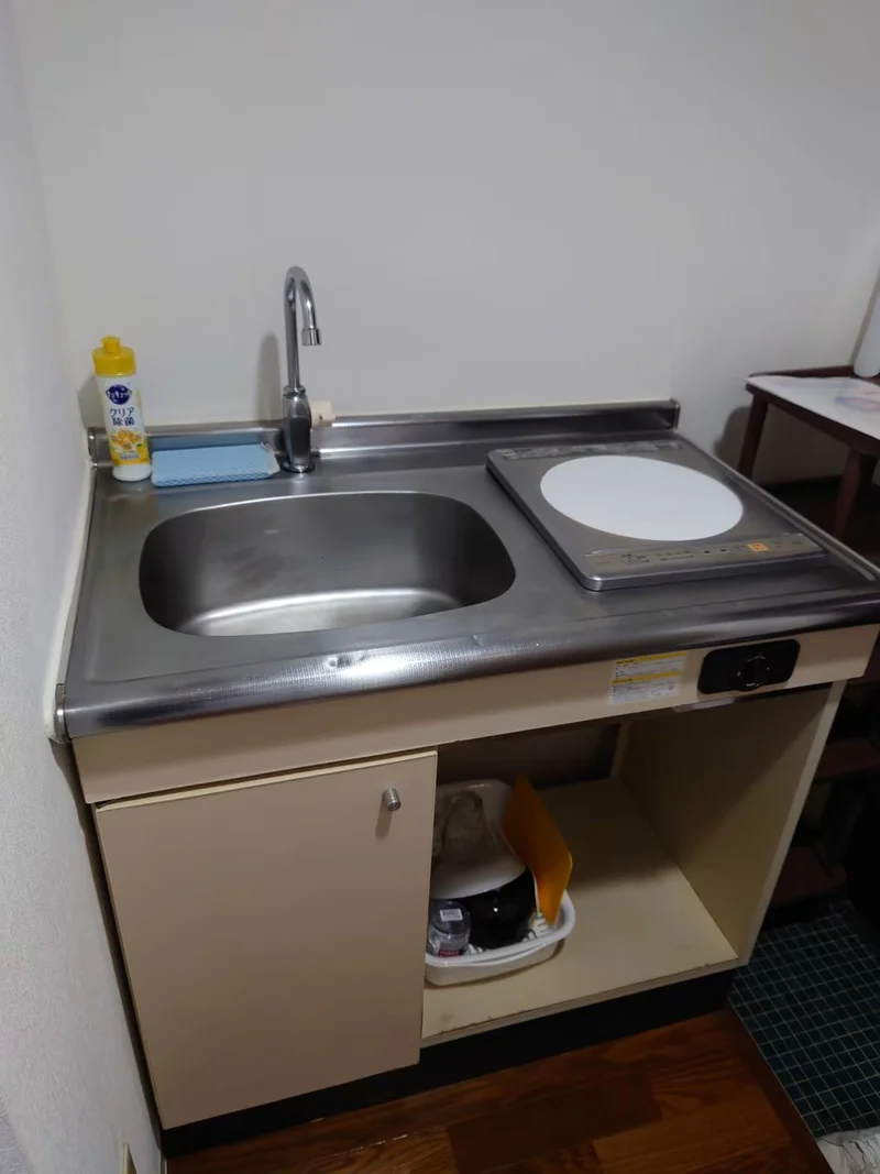 【キッチン画像】調理器具から洗剤まで完備。ホテルと違って自炊できて、自宅の様に暮らせるのがマンスリーマンションの強みですね。