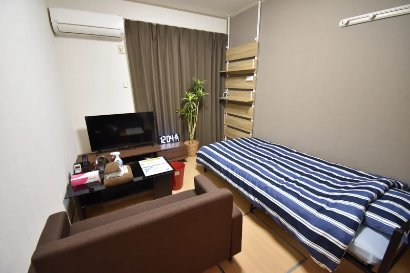 Kマンスリー坂出駅前のお部屋のお写真です。ソファや32型テレビのご用意もございますのでごゆっくりとおくつろぎいただけます★