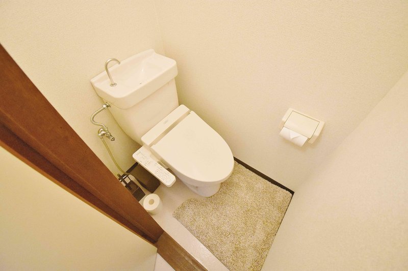 【トイレ画像】ウォシュレット付トイレです(*^^)v清掃道具もご用意しております☆彡岐阜可児ウィークリーマンションでは標準設備です♪