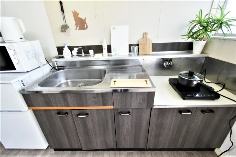 キッチン（卓上1口IHコンロ付）　おしゃれな色合いで料理も楽しく♪　調理器具や食器類などございます！