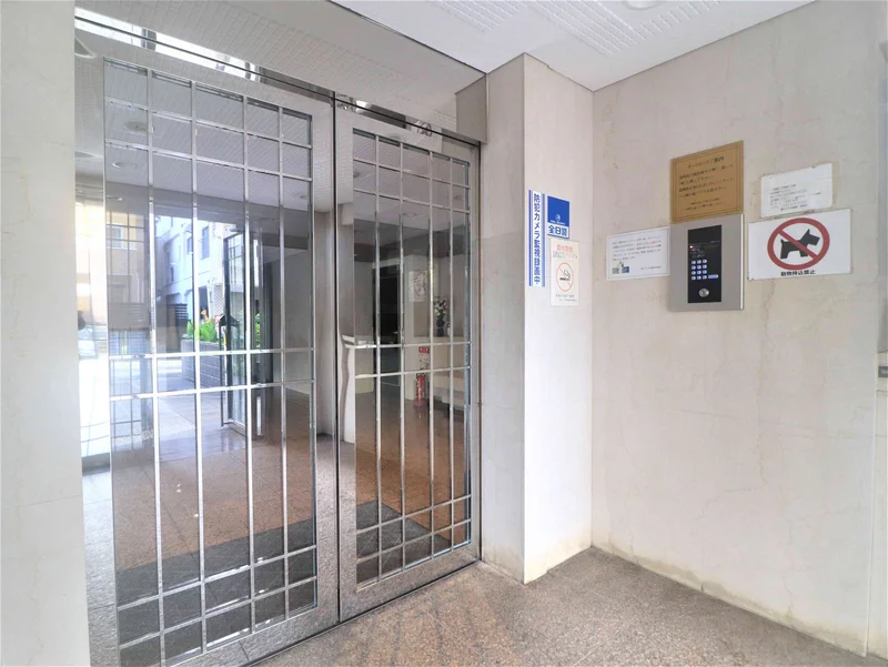 オートロック付でテレビモニターホン付で本人確認可能！　セキュリティに考慮されている物件！