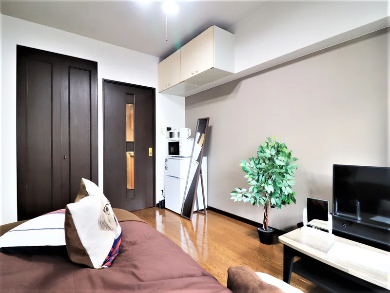 姿見ありで朝支度などに便利！　テレビやローテーブルありで充実した室内♪