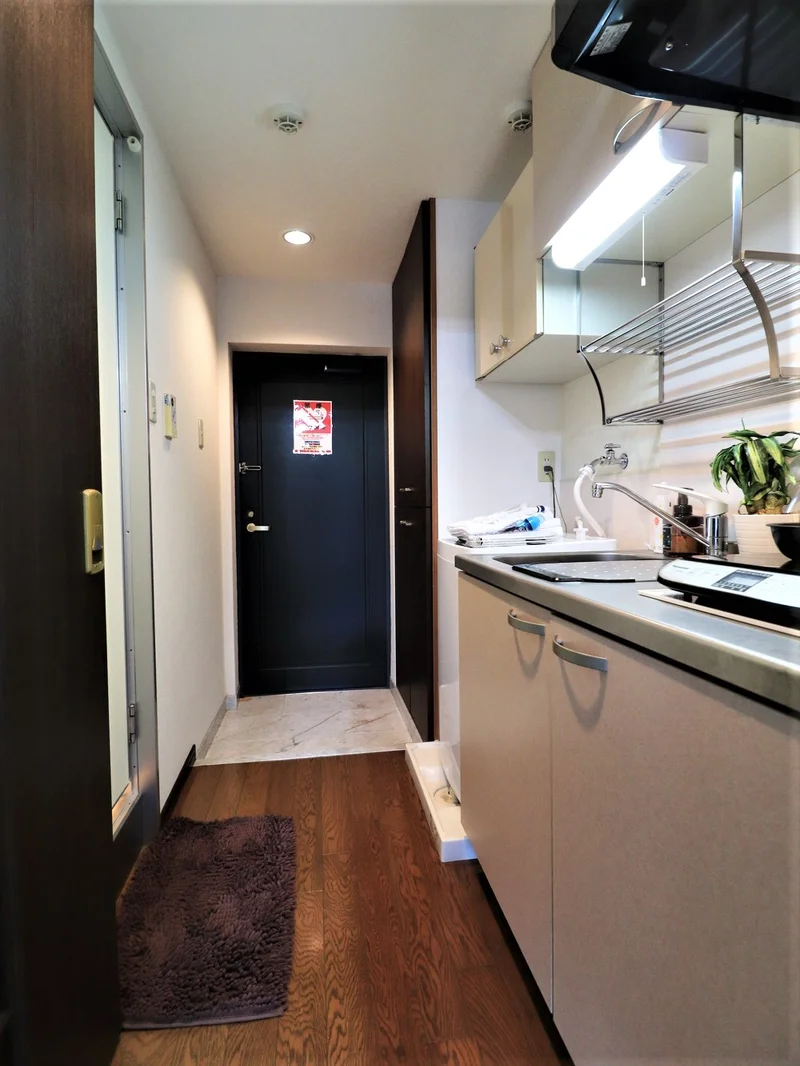 玄関！　スペース広々としていて　キッチンで自炊する際も広々とお使いいただけます♪