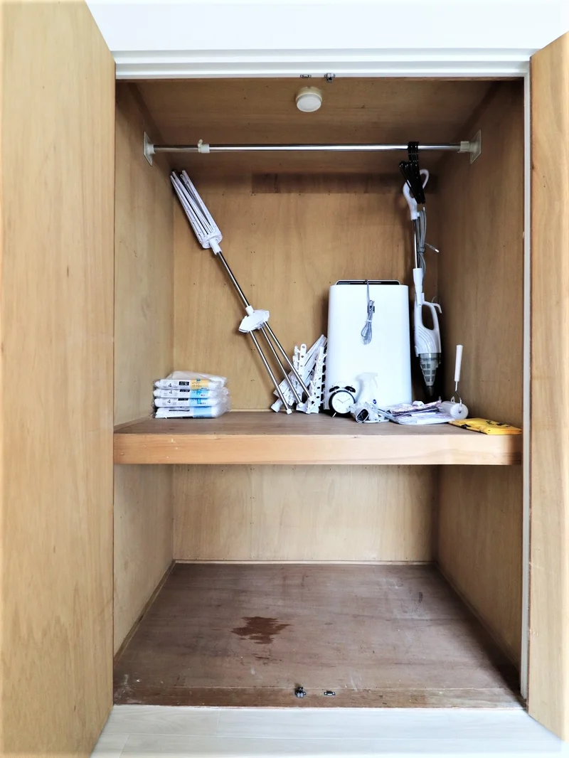 収納スペースに掃除や空気清浄機・コロコロや室内物干しなど備品類充実！