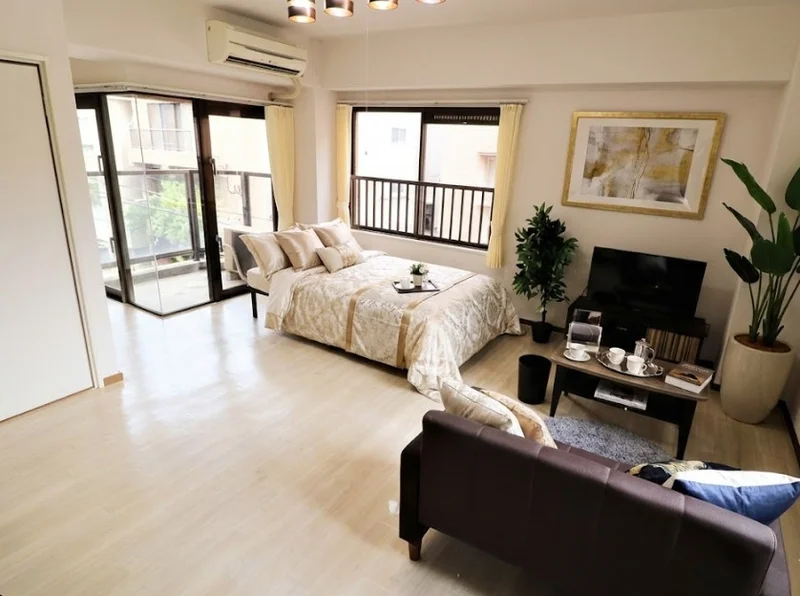 広々　2名様可能な角部屋で開放的！　窓が多く光を取り入れやすい明るいお部屋！　ゆったりできる間取りとなっております。※植木と額とクッションなどの装飾は写真用です。