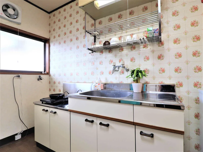明るい窓有！　かわいい柄の壁紙です♪　食器類や調理器具などあり自炊も可能です♪