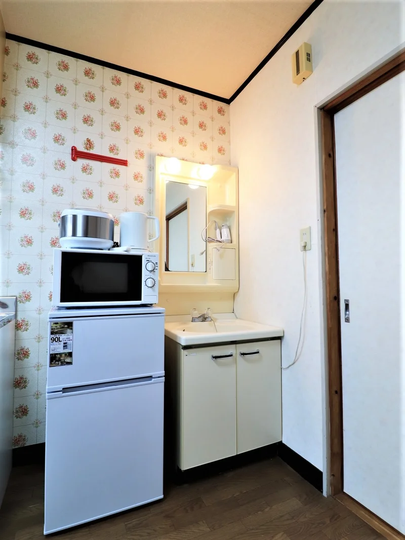 独立洗面台付で朝支度やお風呂上りに！　女性にもおすすめな設備です。