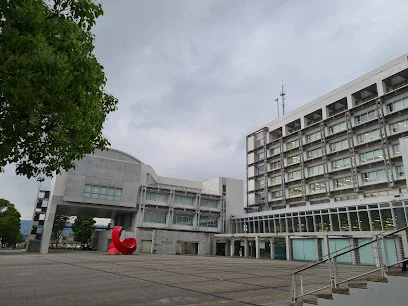 霧島市役所まで車で7分、2.1km