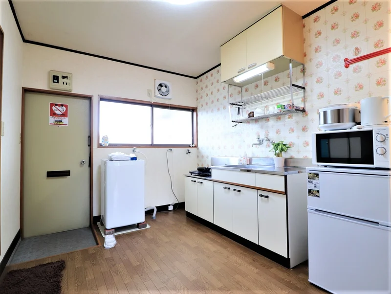キッチン　食器類や調理器具もあり　手作り料理も可能で栄養面考えてみては！　冷蔵庫・電子レンジ・電気ケトルなど家電類充実です！