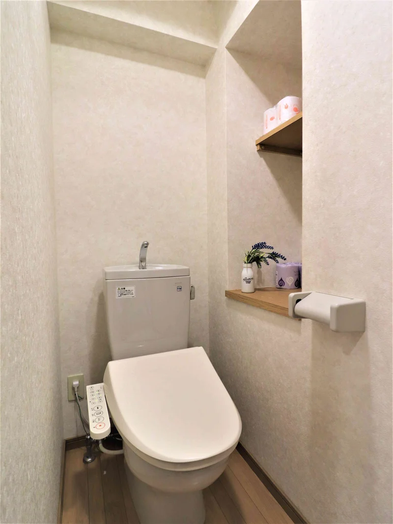 温水暖房便座付き！　トイレットペーパーや洗剤等すべて標準品のためご自由にお使いいただけます。