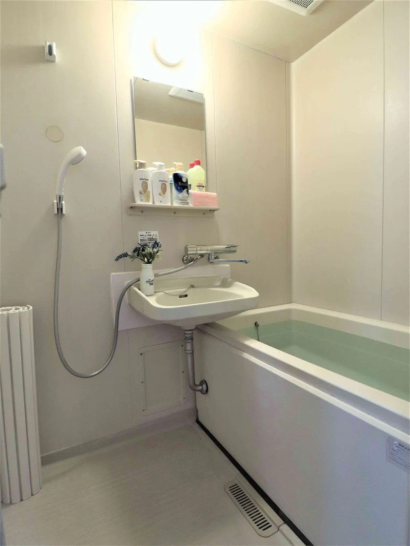 バストイレ別！　湯船につかってゆったりと１日の疲れを落としていただけます。　シャンプー等すべて標準品のためご自由にお使いください。