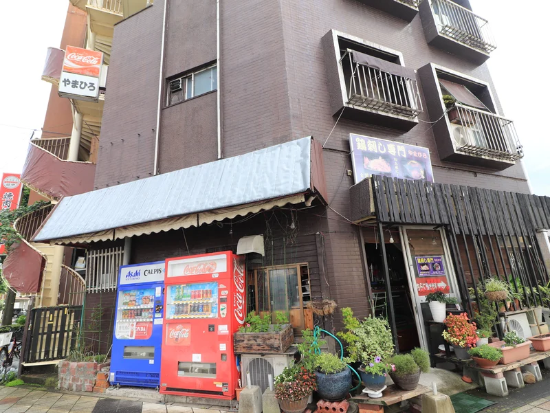 自動販売機ありで　飲料水は敷地内で確保！　コンビニいらずで便利♪