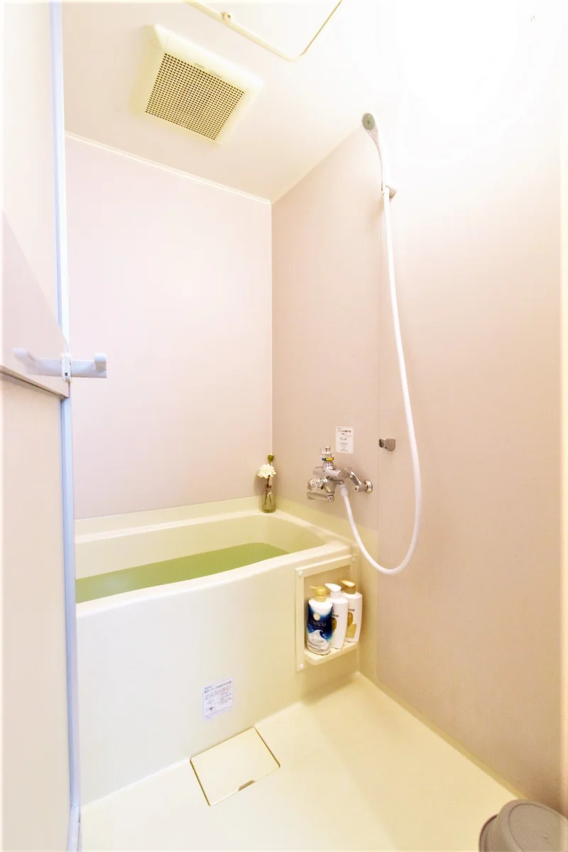 シャンプー・コンディショナー・ボディーソープなどに便利でお風呂洗剤やスポンジなど清掃道具も標準品です。