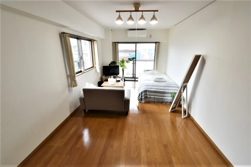 角部屋洋室広々！　姿見ありで朝自宅などにも使えて便利！　エアコン付きで室内温度調整できます。