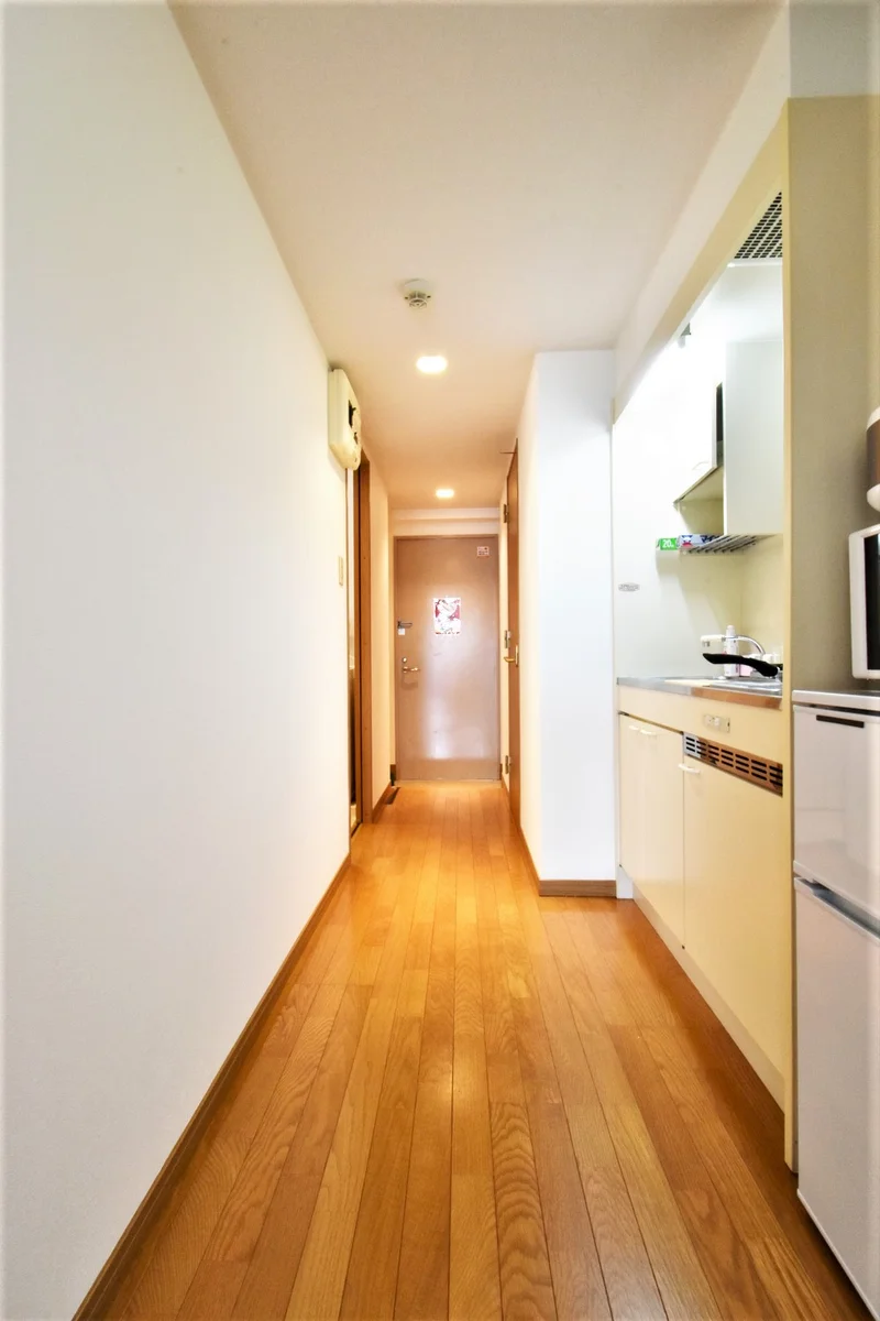 廊下　キッチンスペースも広々としていて　自炊する際などに便利です。