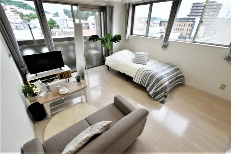 角部屋で　窓が多く　解放感のある　明るいお部屋！　ソファ付きで自宅のようにリラックスしていただけるお部屋です。