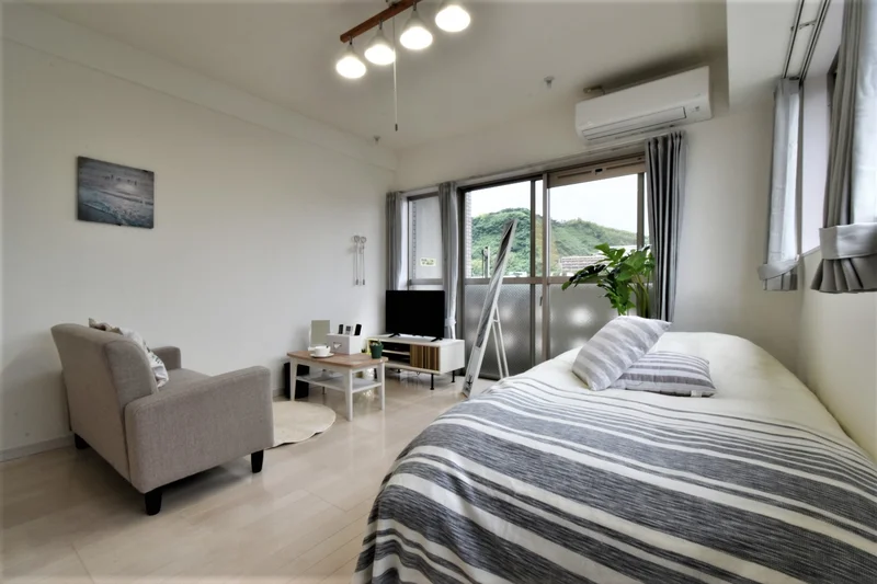 ソファ付きで備品類豊富！　リネン類も豊富にあり♪　毎日洗濯していただけるので清潔にお過ごしいただけます♪　