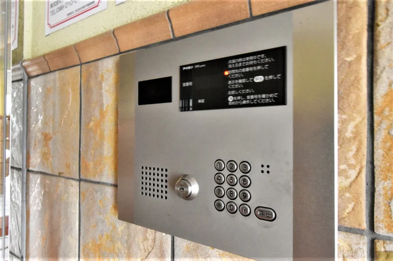 オートロック付で鍵にて解錠可能！　セキュリティに考慮されていて便利♪