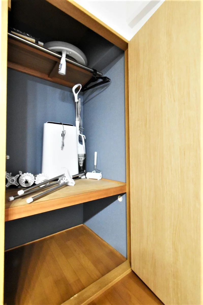 収納スペースに掃除機・空気清浄機・コロコロなどあり！
