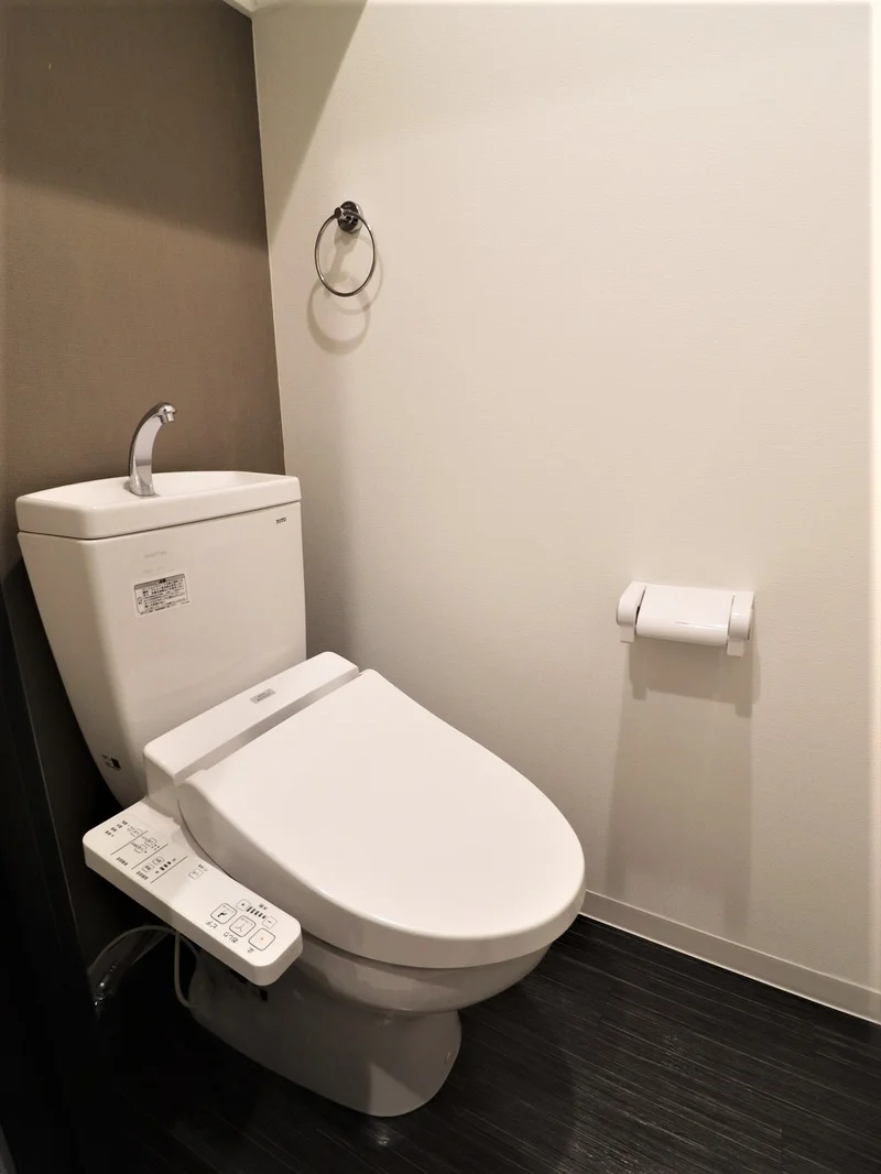 温水暖房便座付き！トイレットペーパーやトイレ洗剤・ブラシなどもございます♪