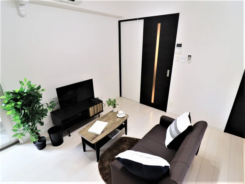 シックな色でメリハリのあるお部屋で人気のテイスト！　家具家電や備品付きで　荷物軽くご入居いただける物件！