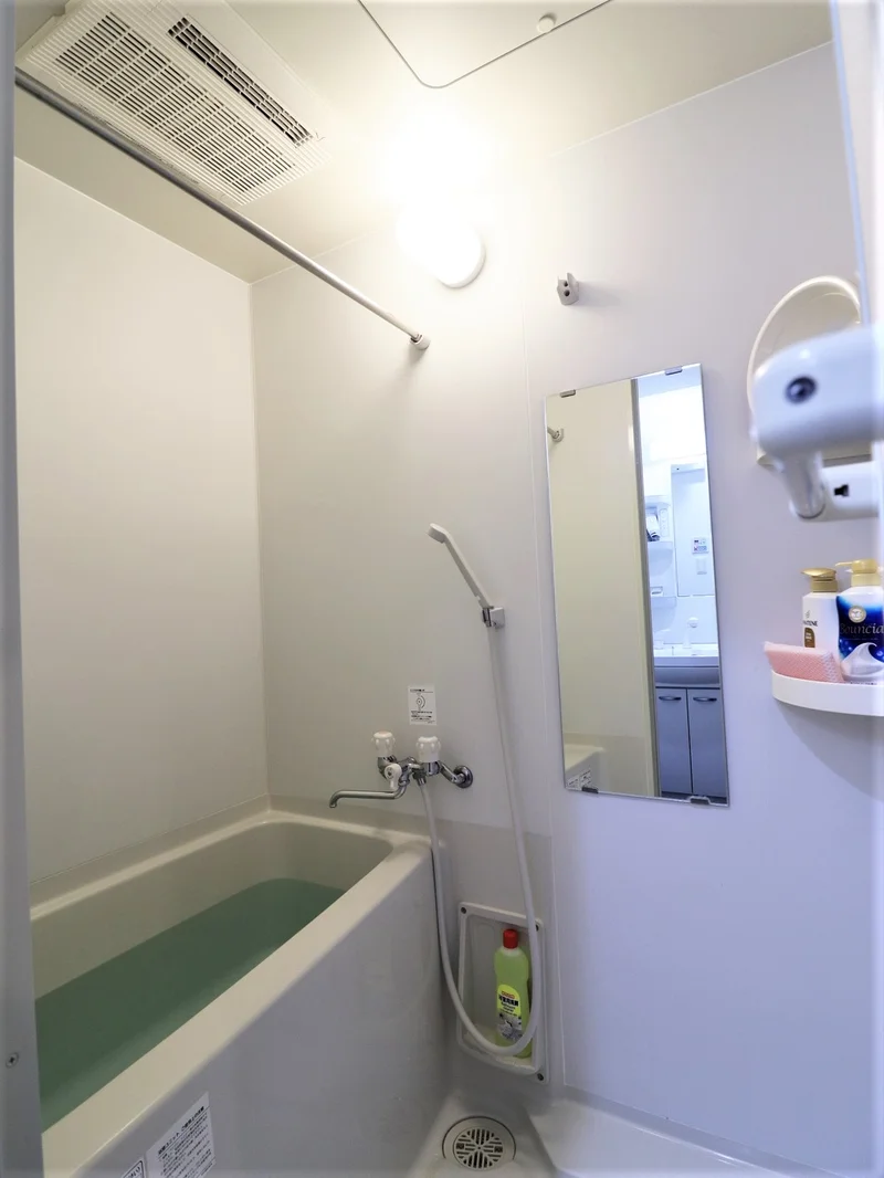たまにはお風呂につかるのも、良い安らぎに！シャンプー・コンディショナー・ボディーソープも充実しており　お風呂洗剤やスポンジなどの清掃道具も標準でついていますので、いつもきれいな御部屋でお過ごし下さいませ！