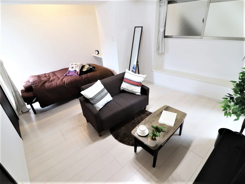 姿見やティッシュや時計など小物なども充実　ビジネスホテルにはないラインナップで満足度高！