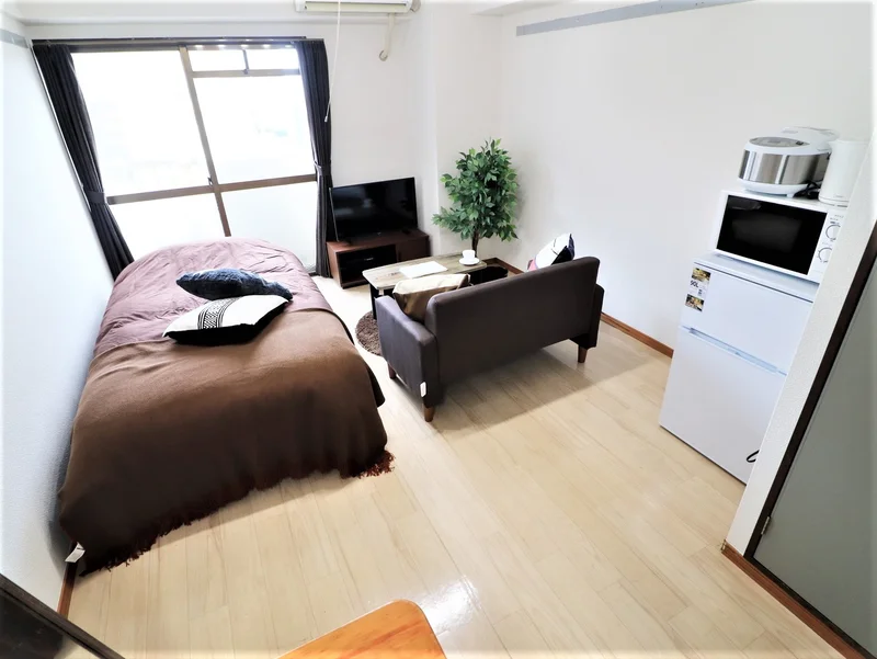 ソファ付きの１Rタイプのお部屋です。　一人暮らしに十分な広さで　家具家電付きマンスリーマンション！