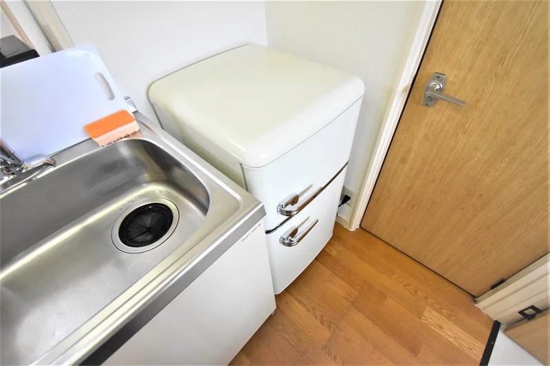 冷蔵庫は1人暮らしには十分な2ドア式冷蔵庫のご用意をしております。買い溜めする方でも安心ですね♬