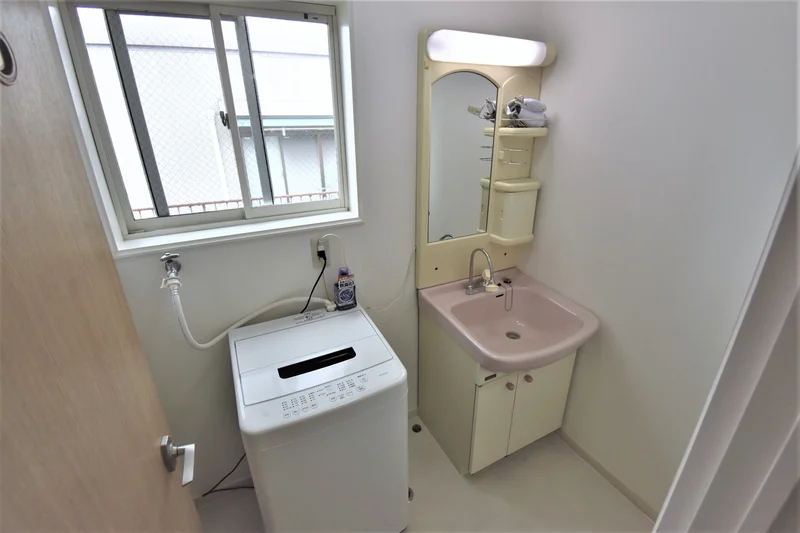 Kマンスリー富山市役所南は独立洗面台がございますので忙しい朝にとても便利な独立洗面台付ですので身支度もスムーズにできますね！また、物干しスタンドもご用意しておりますので女性にも安心してご利用していただけます☆弊社ではお客様にお手軽にご利用していただくためにリーズナブルな価格設定をしております。是非ご利用下さいませ！